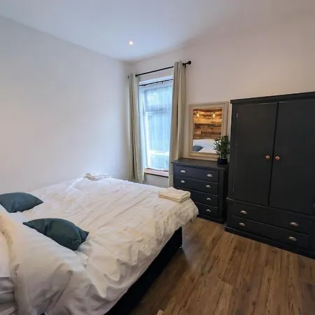 Stylish House In Welsh Hills, Sleeps 8 To 12 Villa Rhondda Exterior photo