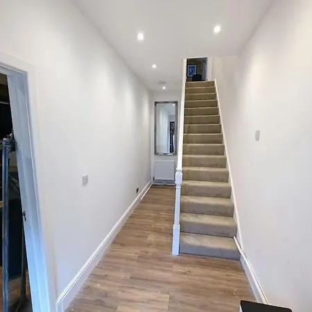 Stylish House In Welsh Hills, Sleeps 8 To 12 Villa Rhondda Exterior photo