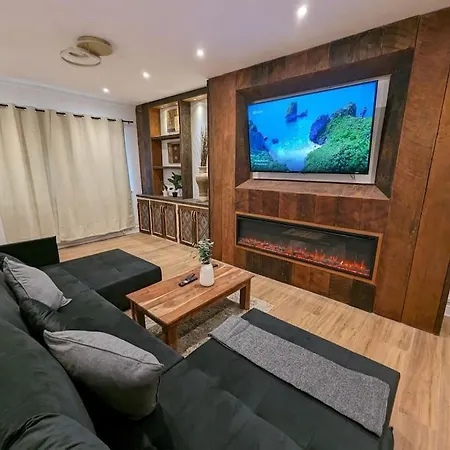 Stylish House In Welsh Hills, Sleeps 8 To 12 Villa Rhondda Exterior photo