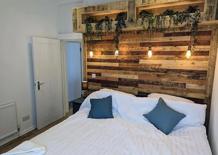 Stylish House In Welsh Hills, Sleeps 8 To 12