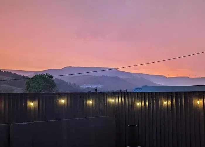 Stylish House In Welsh Hills, Sleeps 8 To 12