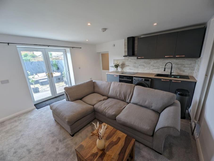 Stylish House In Welsh Hills, Sleeps 8 To 12