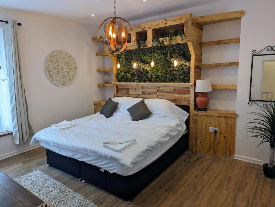 Stylish House In Welsh Hills, Sleeps 8 To 12 Holiday home *