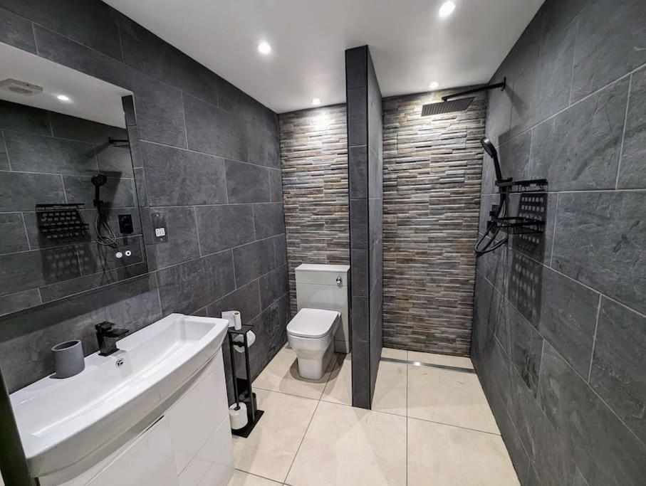 Stylish House In Welsh Hills, Sleeps 8 To 12 * Rhondda