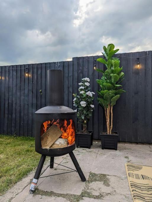 Stylish House In Welsh Hills, Sleeps 8 To 12 Rhondda