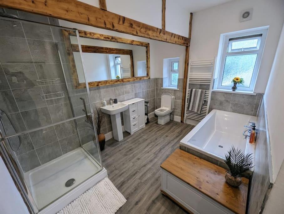Holiday home Stylish House In Welsh Hills, Sleeps 8 To 12 *