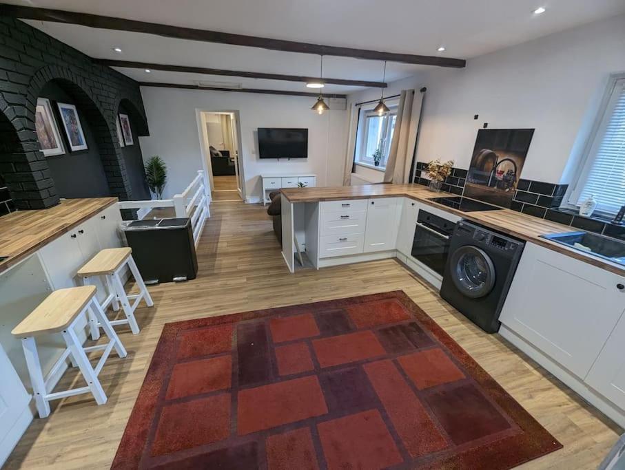 Stylish House In Welsh Hills, Sleeps 8 To 12 * Rhondda