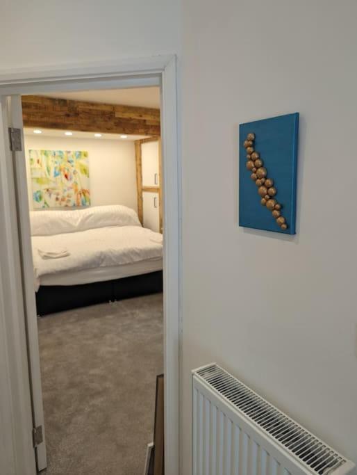 Stylish House In Welsh Hills, Sleeps 8 To 12 Rhondda