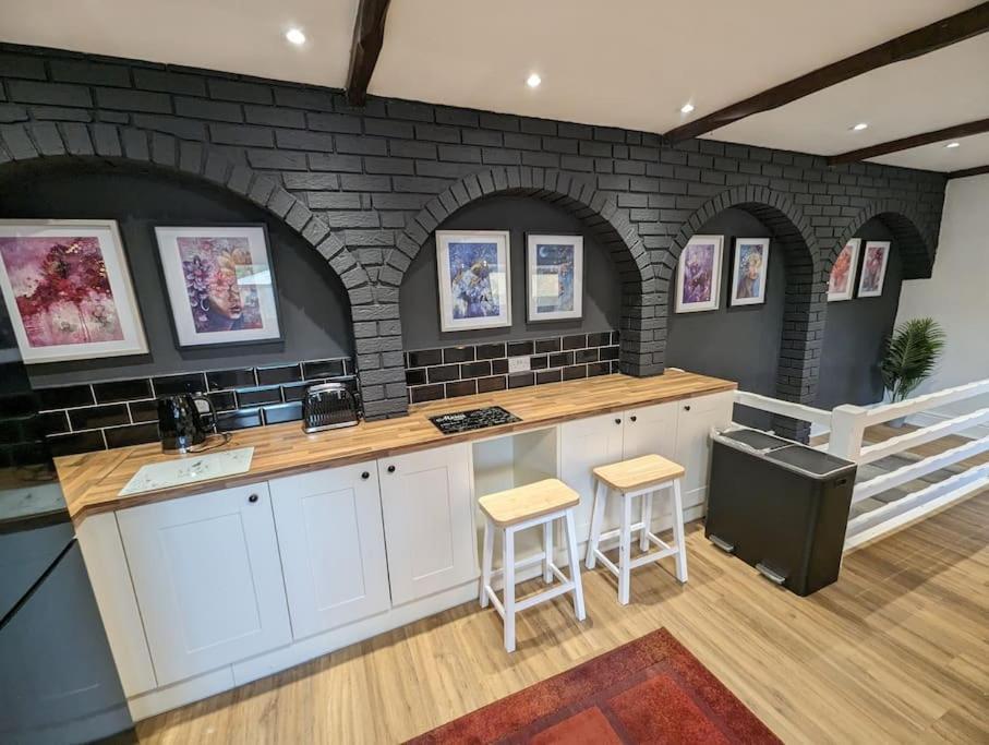 Stylish House In Welsh Hills, Sleeps 8 To 12