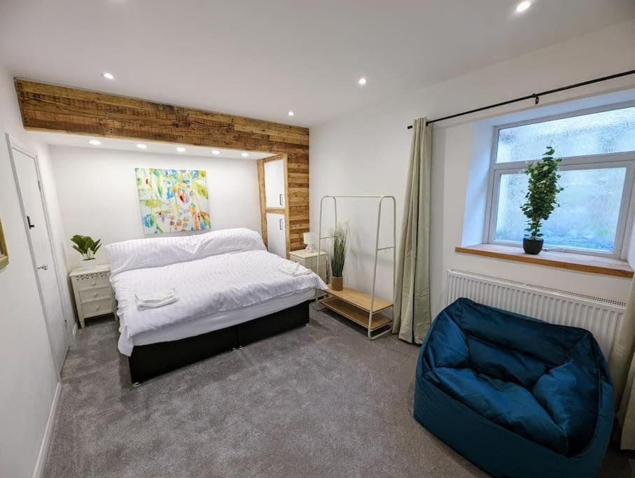 Stylish House In Welsh Hills, Sleeps 8 To 12 * Rhondda