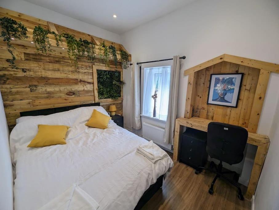 Stylish House In Welsh Hills, Sleeps 8 To 12