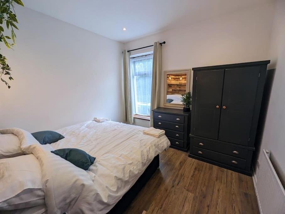 Stylish House In Welsh Hills, Sleeps 8 To 12