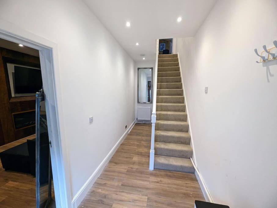 Stylish House In Welsh Hills, Sleeps 8 To 12 *
