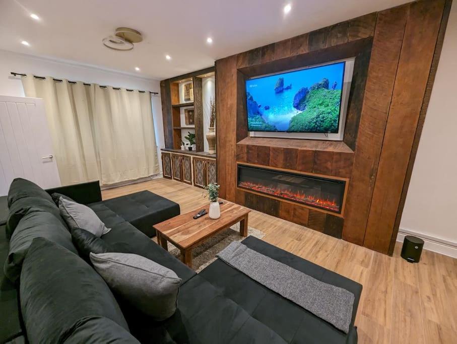 Holiday home Stylish House In Welsh Hills, Sleeps 8 To 12